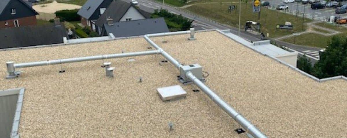Installation de tourelles d'extraction intelligentes VTI EVO par ERHYG sur le toit de la résidence Le Parc Élisabeth à Sainte-Adresse.