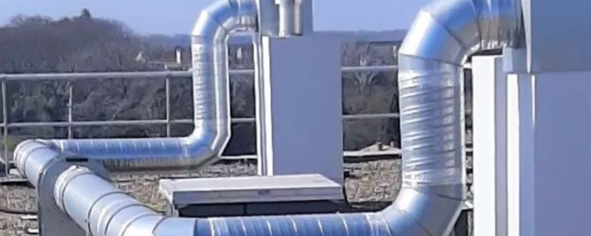 Installation d'une tourelle de ventilation hybride VTI sur la toiture d'une copropriété en Normandie.