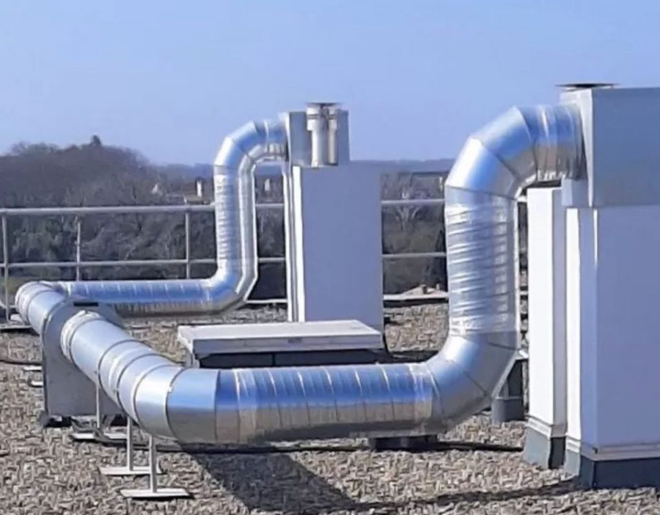 Installation d'une tourelle de ventilation hybride VTI sur la toiture d'une copropriété en Normandie.